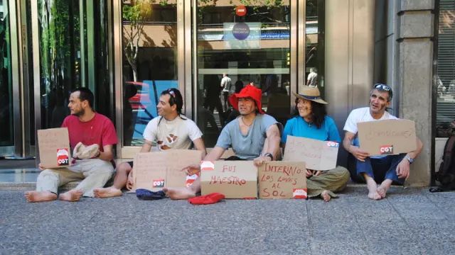 Un grupo de interinos, durante una acción de protesta en la que pidieron dinero para la educación pública