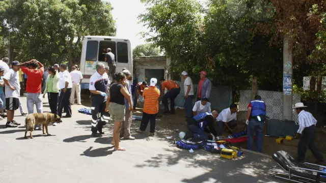 Paramédicos atienden a unos heridos en la zona donde once personas fallecieron