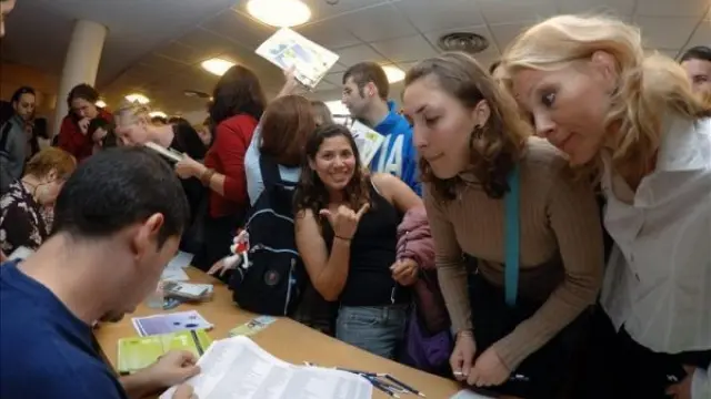 Un grupo de Erasmus rellenan un formulario