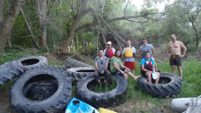 Los voluntarios, tras sacar las ruedas del río