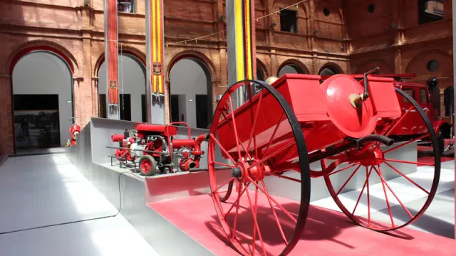 El alcalde de Zaragoza, acompañado de otras autoridades, ha inaugurado el Museo del Fuego.