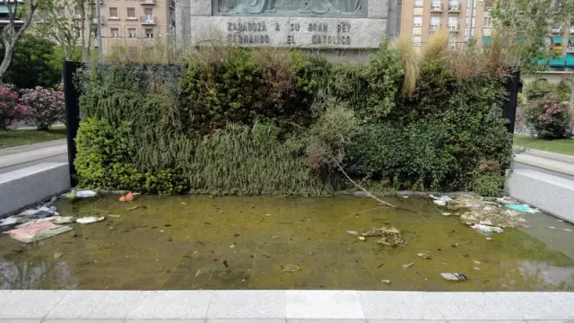 Suciedad en el estanque de la Plaza de San Francisco
