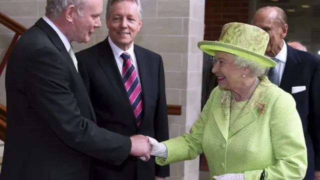 La reina Isabel II saluda al excomandante del IRA y viceministro principal norirlandes, Martin McGuinness, en una foto de archivo.