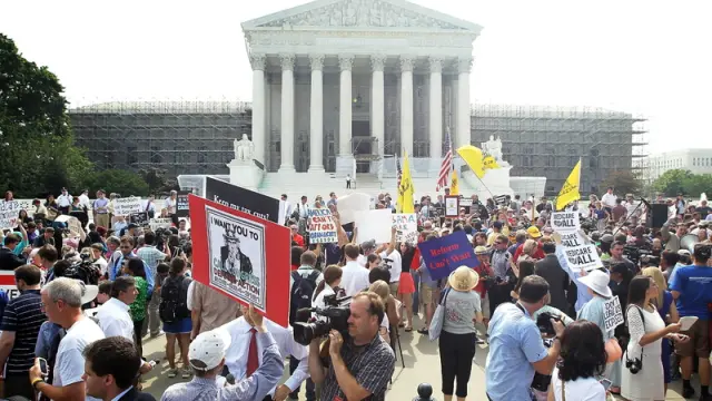 Protestas en las puertas del supremo contra la reforma sanitaria de Obama