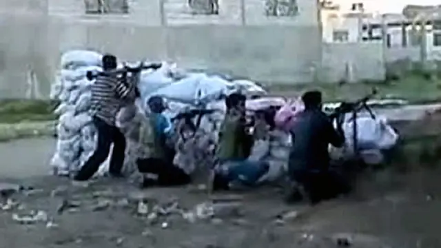 Fotograma del video en el que aparecen rebeldes disparando contra las fuerzas armadas sirias.
