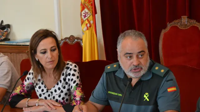 La subdelegada del Gobierno, María Teresa Lacruz, y el teniente coronel de la Guardia Civil, Carlos Crespo