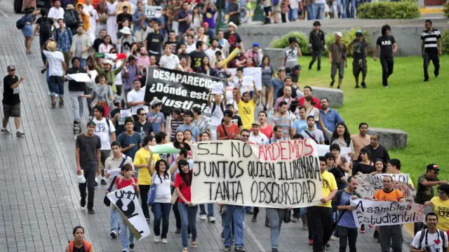Miembros del movimiento estudiantil Soy 132 se manifiestan un día antes de las elecciones en México