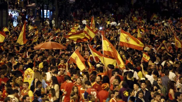 Los aficionados españoles ya se dieron cita el domingo por la noche en la plaza de Cibeles