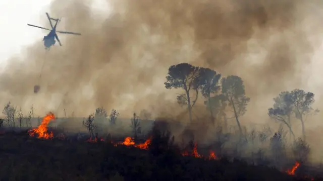 Un incendio sobrevuela uno de los focos en la provincia de valencia