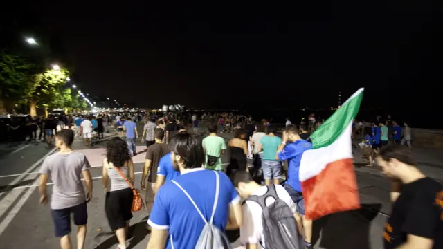 Algunos hinchas italianos volvieron a casa antes del final del partido en Nápoles