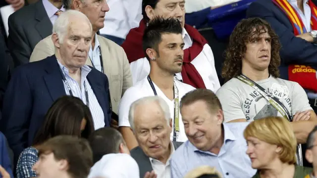 Luis Aragonés y los jugadores lesionados Villa y Puyol al comienzo del partido ante Italia.