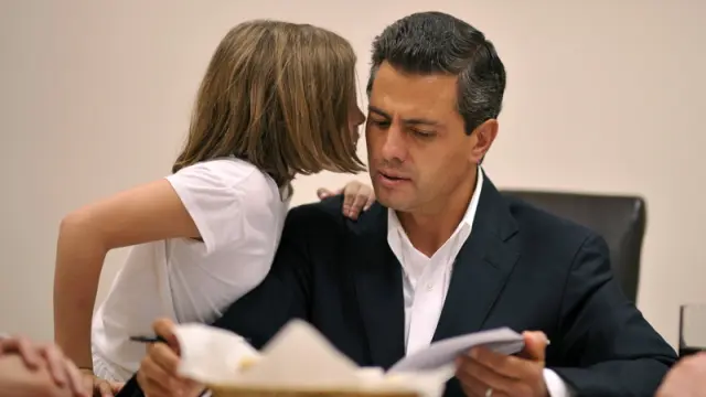 Peña Nieto conversa con su hija Regina.