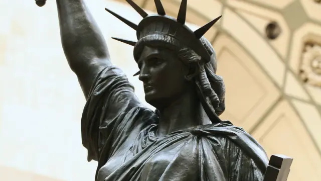 La Estatua de la Libertad parisina durante la ceremonia de restitución