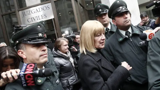 La albacea de Pinochet, Julia Hornazabal, sale de los juzgados
