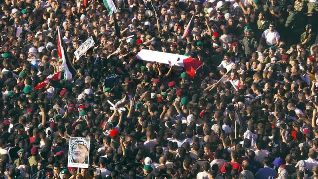 Foto de archivo del entierro del líder palestino Yaser Arafat