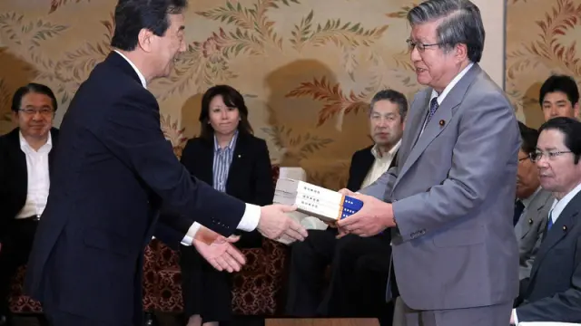 El portavoz del Parlamento nipón, Takahiro Yokomichi, recibe el informe sobre el desastre nuclear