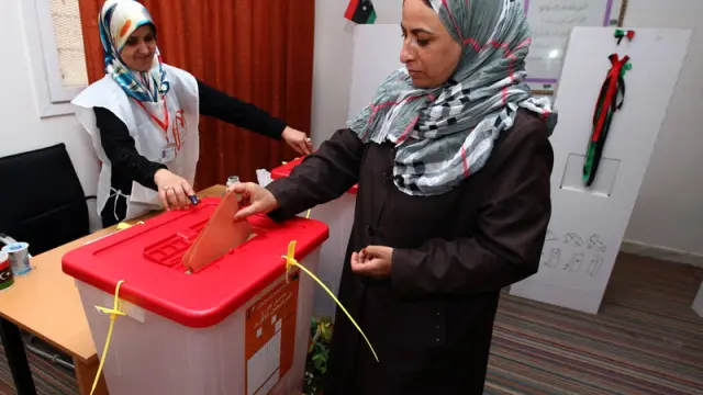 Una mujer vota en Trípoli