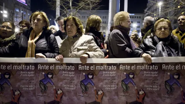 Protesta contra la violencia machista en el centro de Zaragoza.