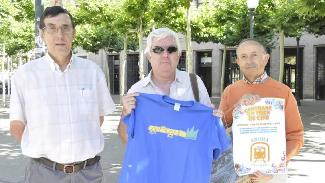 Miembros de Crefco con la camiseta y el cartel entregados a Luisa Fernanda Rudi