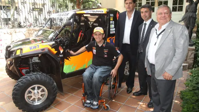 Esteve muestra el coche con el que competirá en la Baja España Aragón