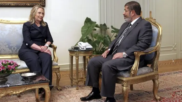 Clinton se reunió con el presidente Mursi en El Cairo en julio