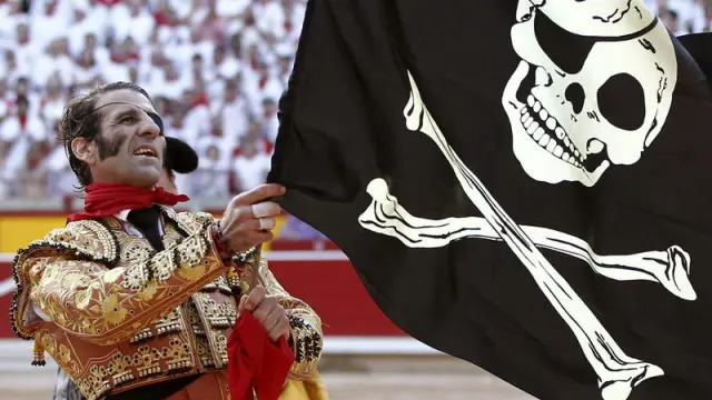 Juan José Padilla ondeando una bandera pirata
