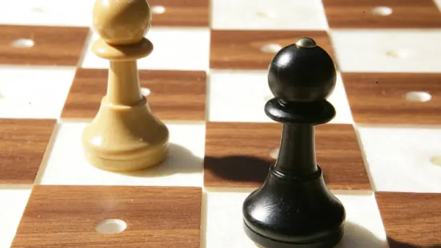 Tablero de ajedrez adaptado para invidentes