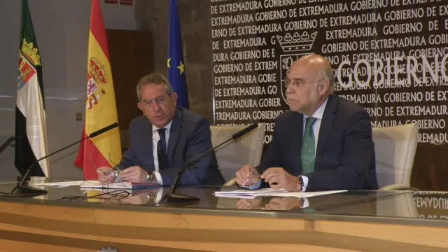 El consejero de Economia y Hacienda reconoce que Extremadura es una de las ocho regiones que deberán explicar su déficit.