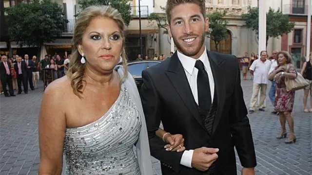 Sergio Ramos acude al enlace de su hermana del brazo de su madre