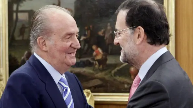 El Rey Juan Carlos saluda al presidente Rajoy