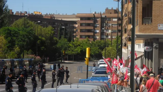 Un amplio cordón policial vigilaba la entrada a las Cortes.