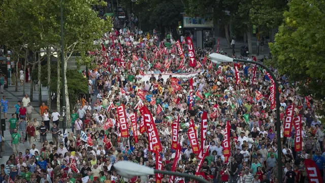 Decenas de miles de aragoneses protestan contra los recortes