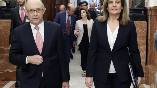 Montoro llega al Congreso junto a la ministra de Empleo, Fátima Báñez