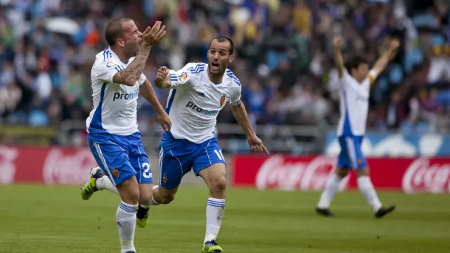 Apaoño celebra un gol con Ruben Micael