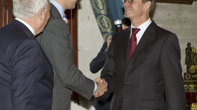 El príncipe Felipe saluda al ministro alemán de Asuntos Exteriores, Guido Westerwelle, junto al español, José Manuel García-Margallo,