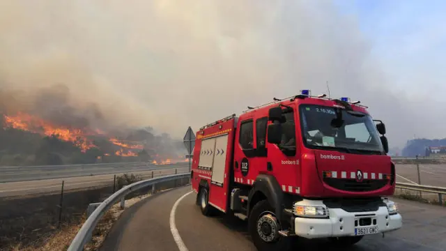 Un vehículo del cuerpo de bomberos se dirige a las labores de extinción del incendio forestal