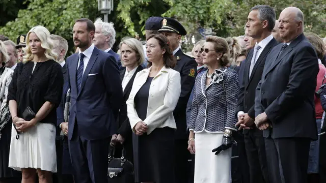 Miembros de la familia real asisten a una ceremonia
