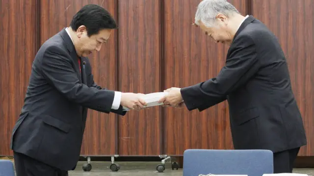 El primer ministro japonés, Yoshihiko Noda, recibe el documento de la investigación