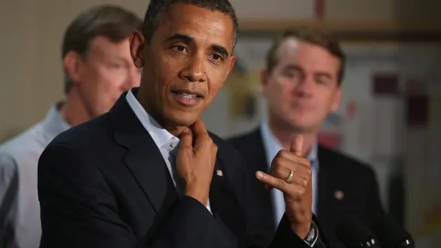 Barack Obama durante la visita a las víctimas del tiroteo en un hospital de Colorado