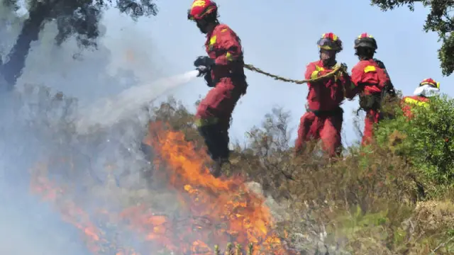 Bomberos extinguiendo un incendio