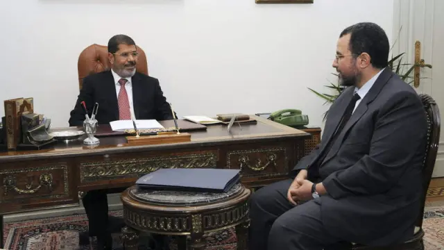 Mursi frente al recién elegido Qandil