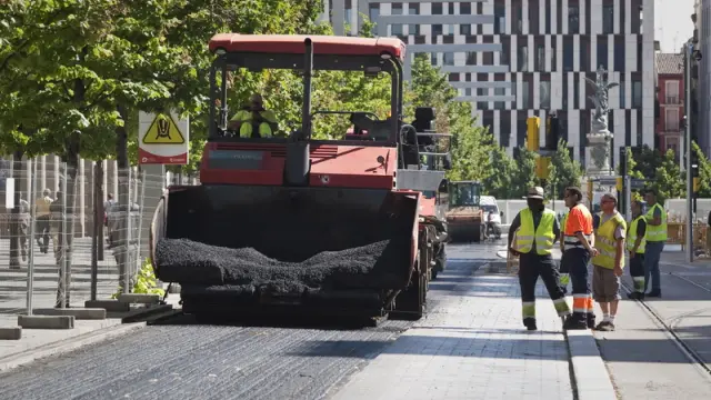 Trabajos de asfaltado en el paseo de la Independencia de Zaragoza