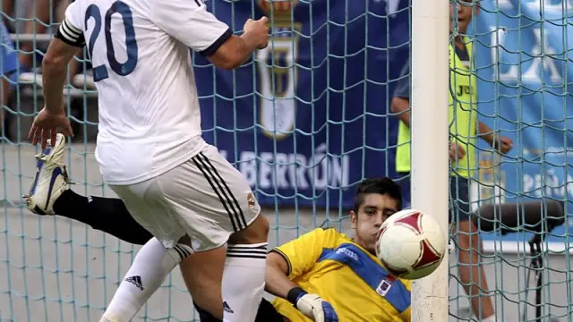 Gonzalo Higuaín remata un balón al palo, que posteriormente convierte en gol Di María.