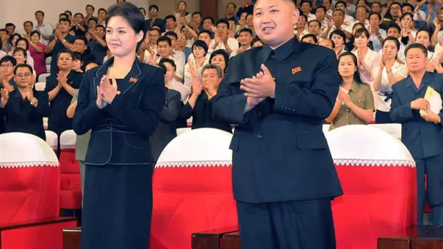 Kim Jong Un (d) y Ri Sol Ju (i)  en una ceremonia, celebrada el 6 de julio de 2012 en Pyongyang.