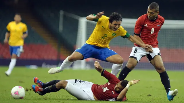 Eslam Ramadan hace una falta sobre el brasileño Alexandre Pato durante el partido.