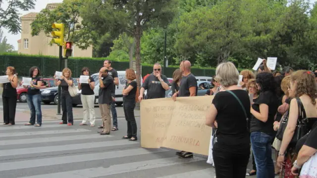 Protesta de funcionarios en Vía Universitas