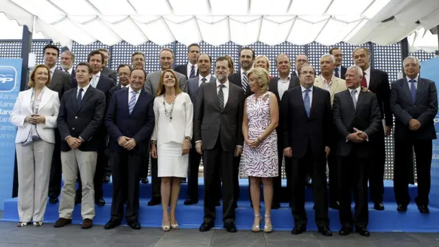 Rajoy posa con los barones autonómicos de su partido