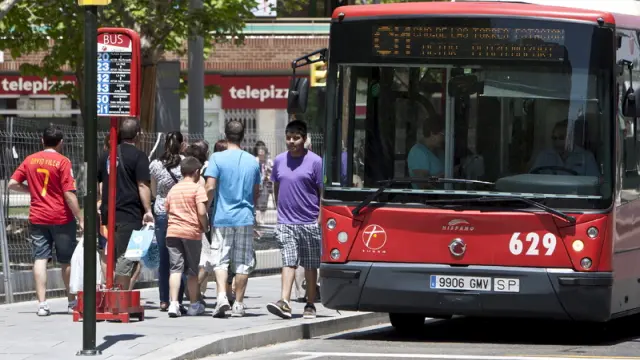 Un autobús circulando en Zaragoza