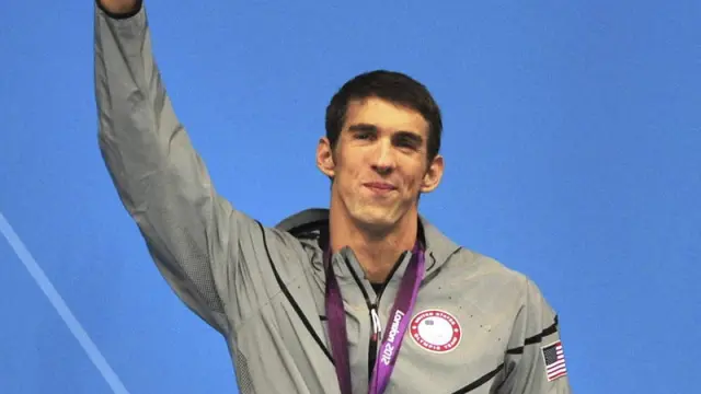 Phelps posa en el podio con la medalla de plata conseguida en los 200 mariposa