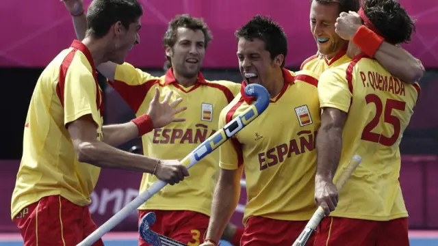 España celebra un gol ante Pakistan